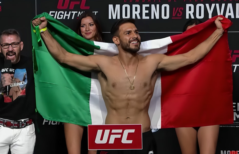 YAIR RODRÍGUEZ POSA PARA LA FOTO CON LA BANDERA DE MÉXICO