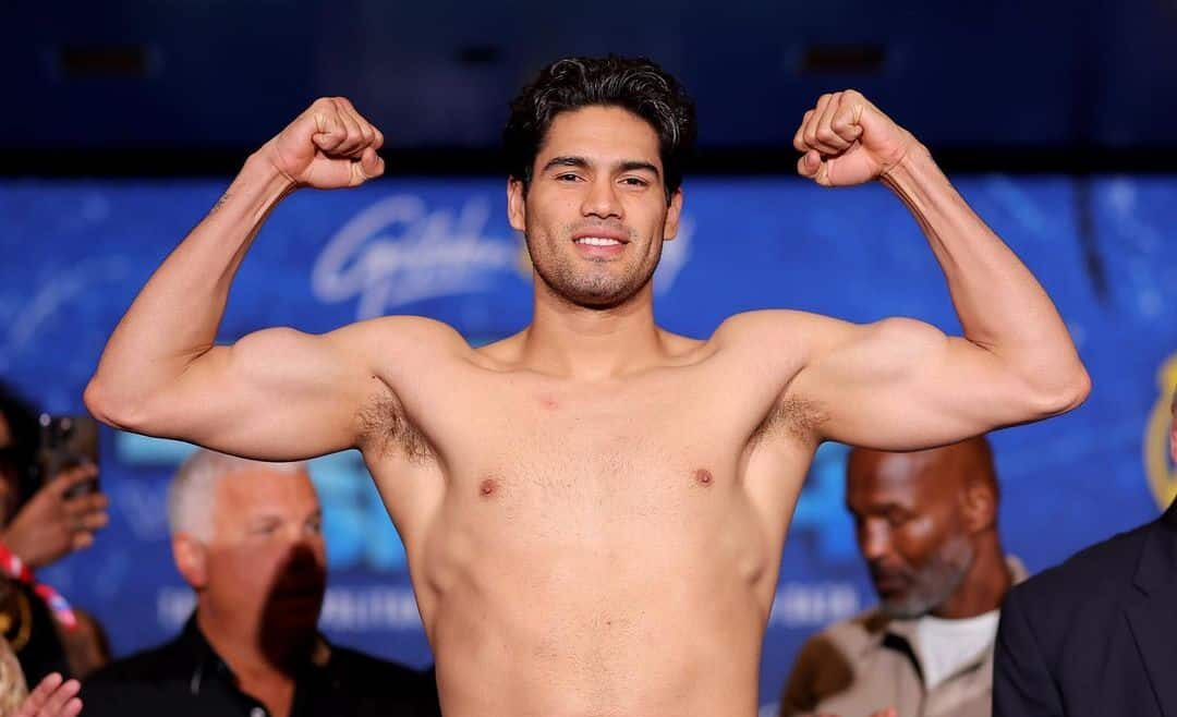 ZURDO RAMÍREZ POSA PARA LA FOTO LUEGO DE UN PESAJE