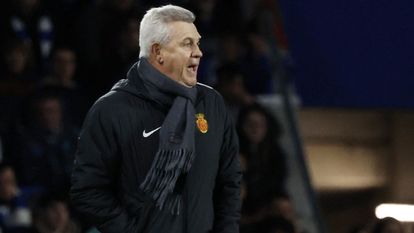 JAVIER AGUIRRE DANDO INDICACIONES EN LA SEMIFINALES DE LA COPA DEL REY