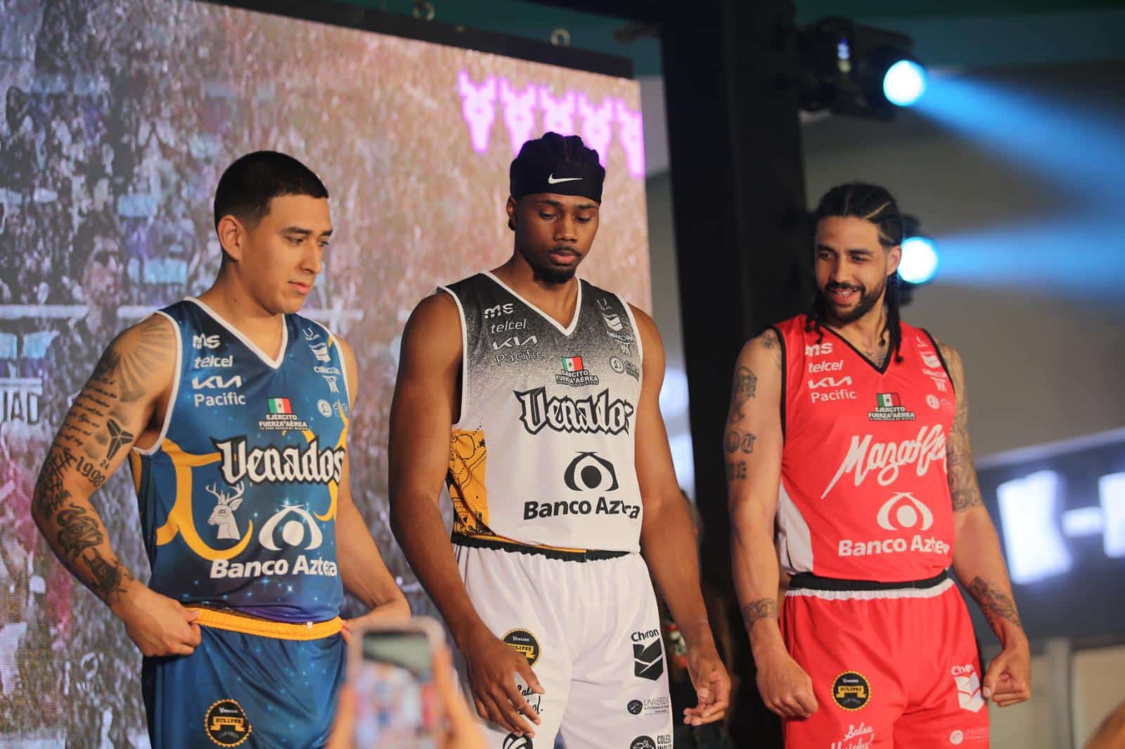 LOS ROJOS PRESENTAN VISTOSOS UNIFORMES