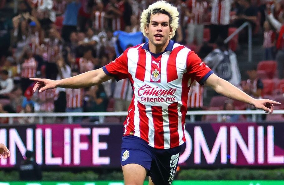 Cade Cowell anota su primer gol con Chivas ante Pumas.