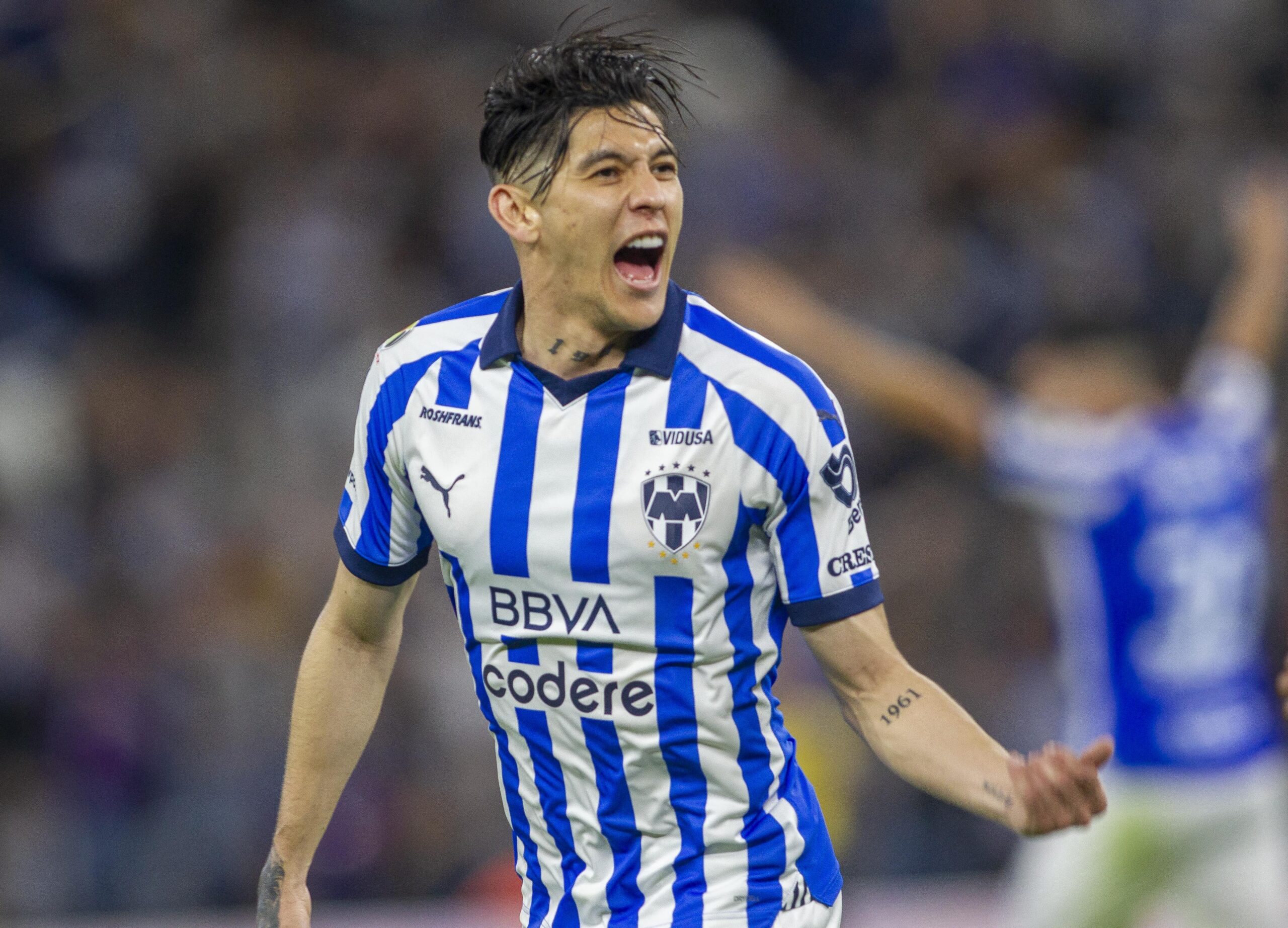 Gerardo Arteafa festeja un gol con Rayados de Monterrey.