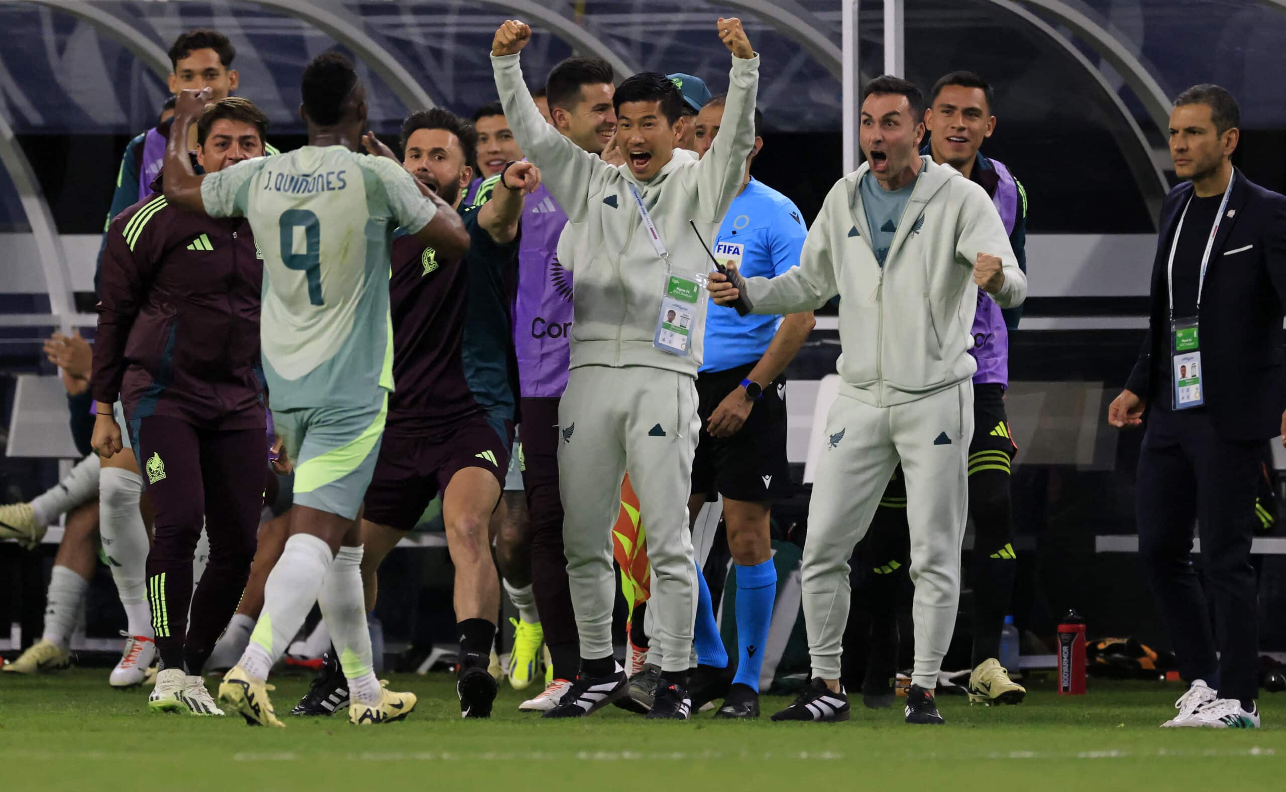 Julián Quiñones festeja gol con México en semis de la Nations League.