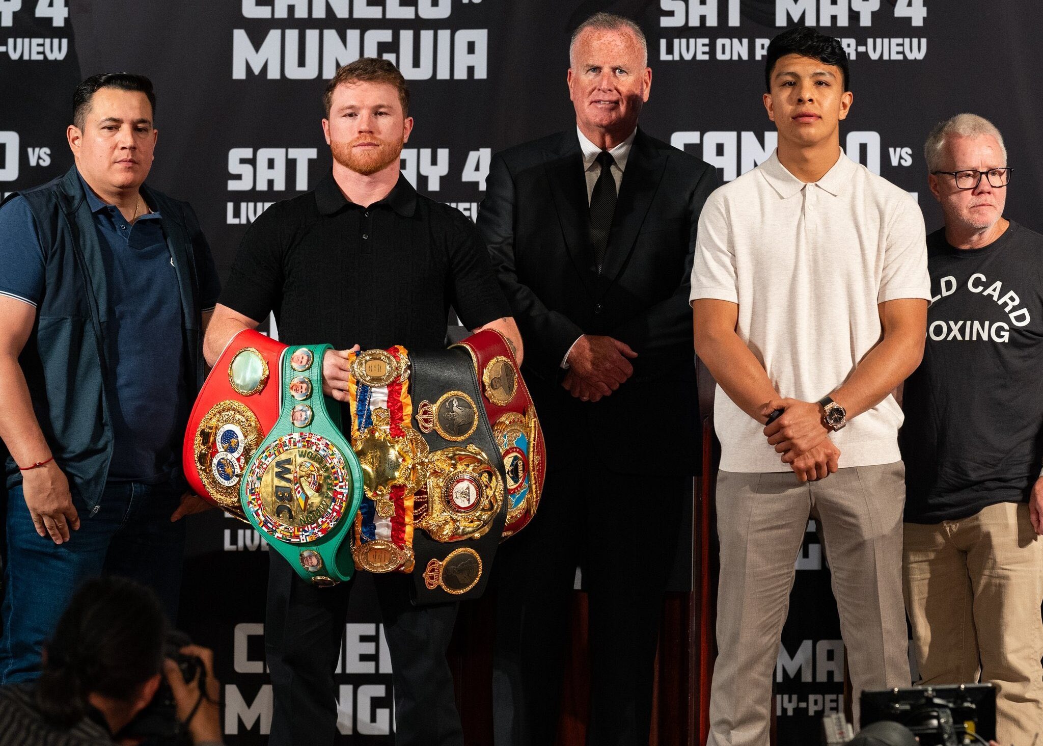 CANELO ÁLVAREZ A LA IZQUIERDA Y JAIME MUNGUÍA A LA DERECHA POSANDO PARA LA FOTO