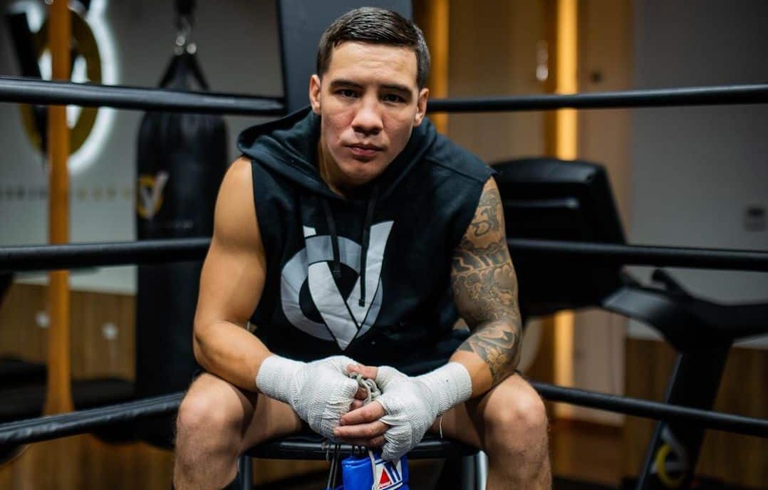 ÓSCAR VALDEZ POSA PARA LA FOTO