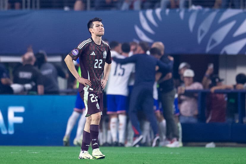 LOZANO SOPORTA EL FESTEJO DEL GOL DE ESTADOS UNIDOS
