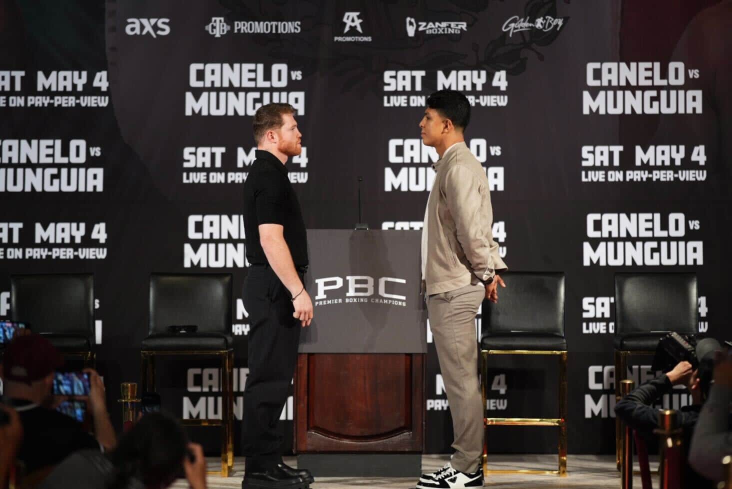 SAÚL 'CANELO' ÁLVAREZ A LA IZQUIERDA Y JAIME MUNGUÍA A LA DERECHA, CARA A CARA