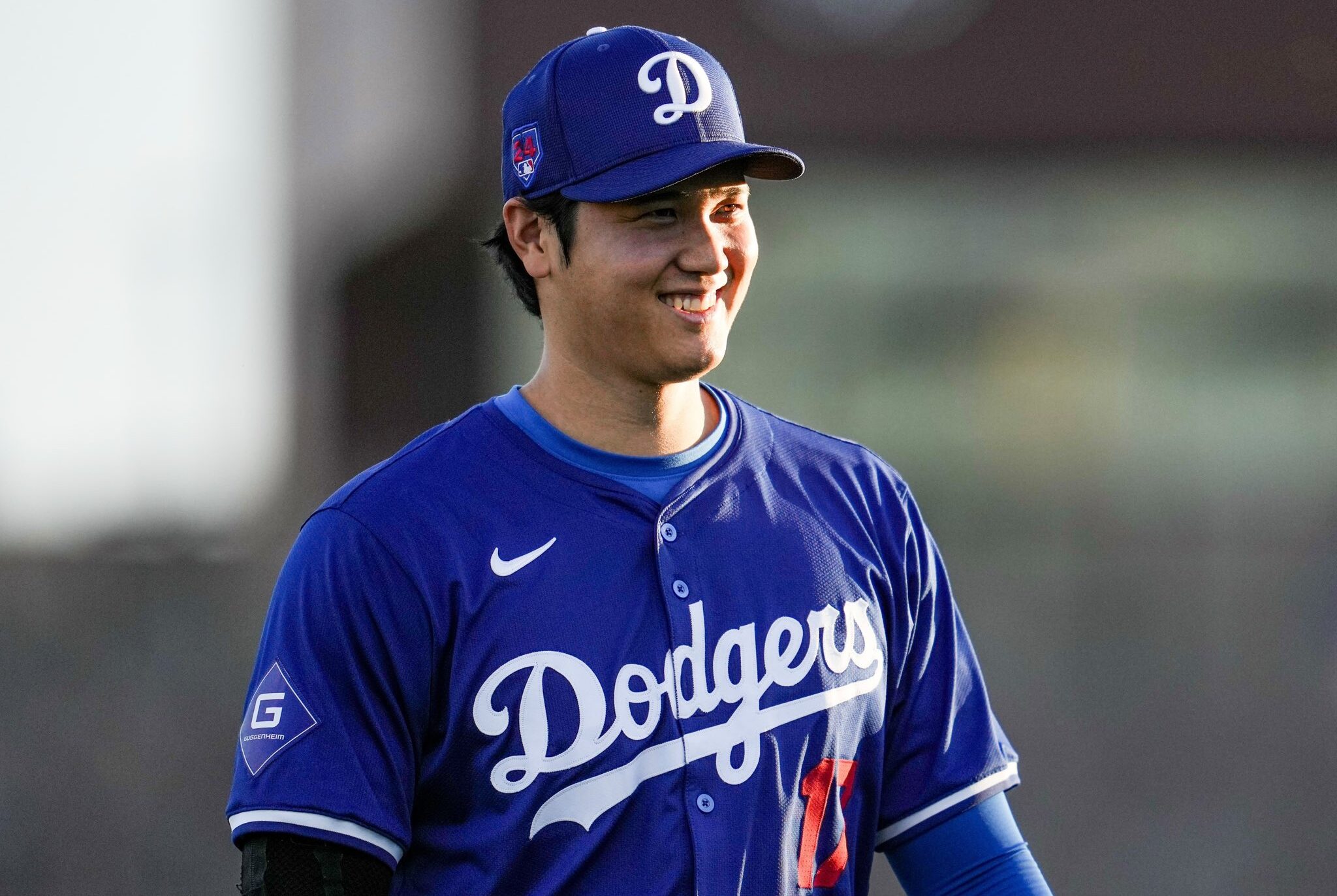 SHOHEI OHTANI SONRÍE EN UN PARTIDO CON LOS DODGERS