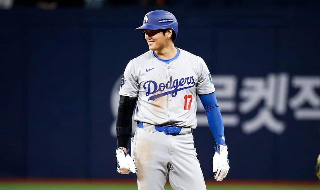 SHOHEI OHTANI SONRÍE EN SU DEBUT CON LOS DODGERS