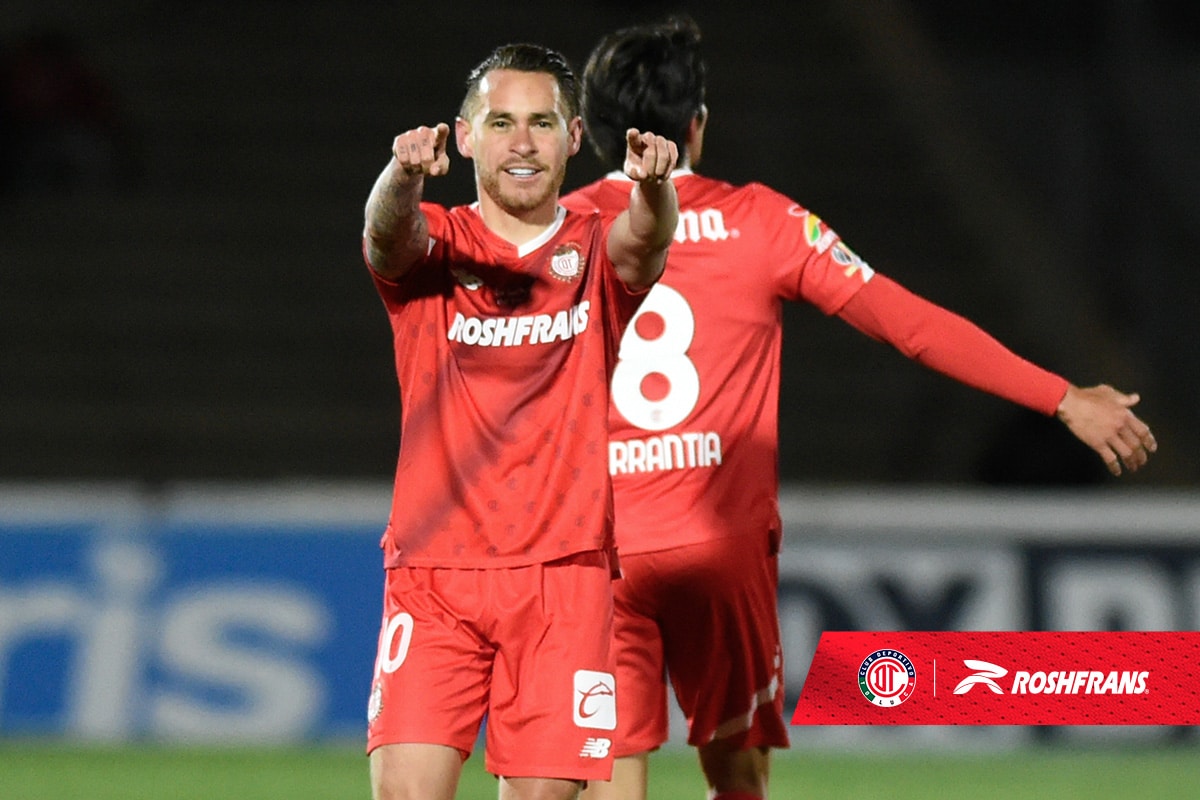JESÚS ANGULO FESTEJA SU GOL CON EL TOLUCA