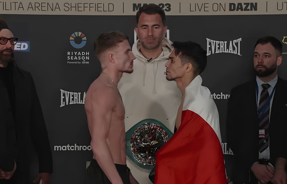 DALTON SMITH A LA IZQUIERDA Y JOSÉ 'CHON' ZEPEDA A LA DERECHA, CARA A CARA TRAS EL PESAJE
