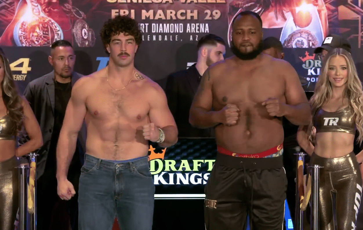 RICHARD TORREZ A LA IZQUIERDA Y DONALD HAYNESWORTH A LA DERECHA, POSAN PARA LA FOTO TRAS EL PESAJE