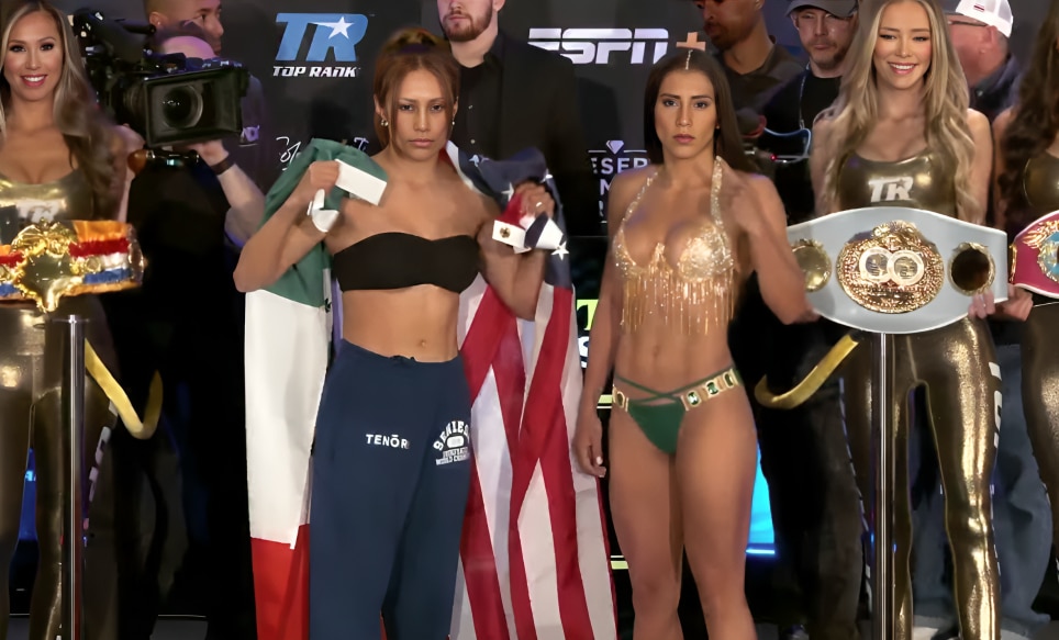 SENIESA ESTRADA A LA IZQUIERDA Y YOKASTA VALLE A LA DERECHA, POSANDO PARA LA FOTO TRAS EL PESAJE