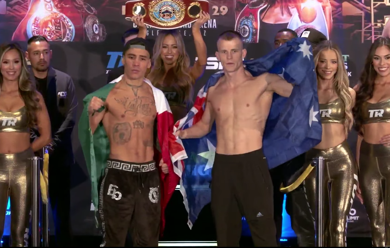 ÓSCAR VALDEZ A LA IZQUIERDA Y LIAM WILSON A LA DERECHA, POSANDO PARA LA FOTO LUEGO DEL PESAJE