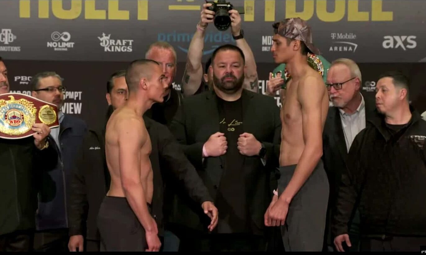 TIM TSZYU A LA IZQUIERDA Y SEBASTIÁN FUNDORA A LA DERECHA, CARA A CARA TRAS EL PESAJE