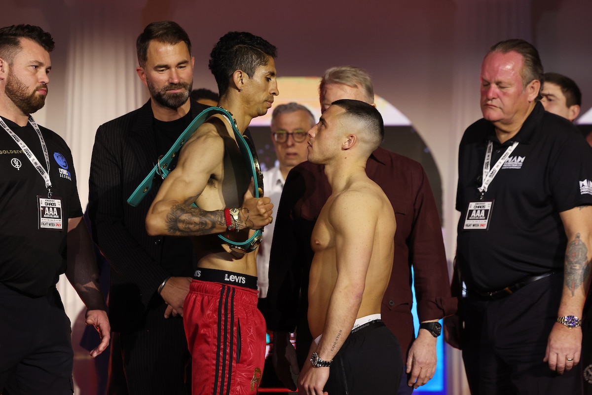 REY VARGAS A LA IZQUIERDA Y NICK BALL A LA DERECHA CARA A CARA TRAS EL PESAJE