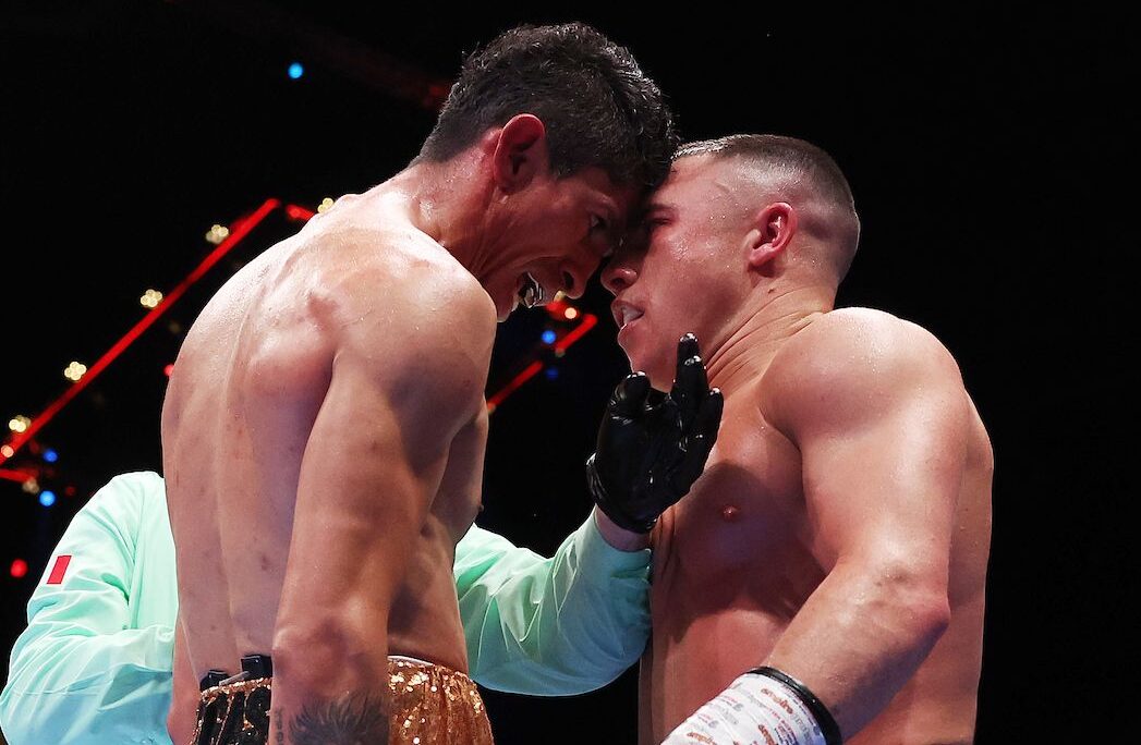 REY VARGAS A LA IZQUIERDA Y NICK BALL A LA DERECHA CARA A CARA DURANTE LA PELEA