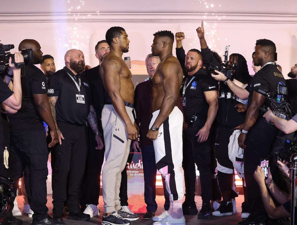 ANTHONY JOSHUA A LA IZQUIERDA, Y FRANCIS NGANNOU A LA DERECHA, CARA A CARA TRAS EL PESAJE
