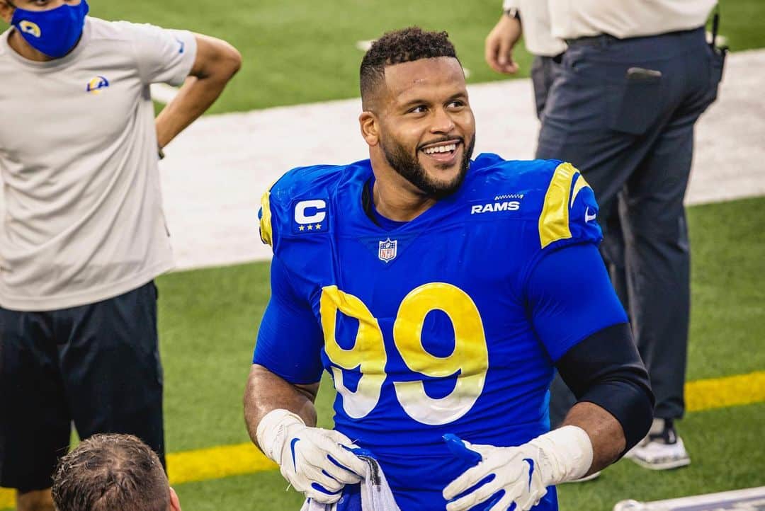 AARON DONALD SONRÍE DURANTE UN PARTIDO CON LOS RAMS EN LA NFL