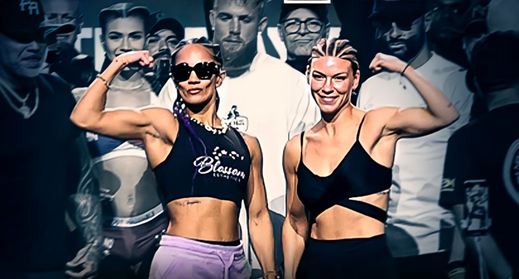 AMANDA SERRANO A LA IZQUIERDA Y NINA MEINKE A LA DERECHA, POSAN PARA LA FOTO TRAS EL PESAJE