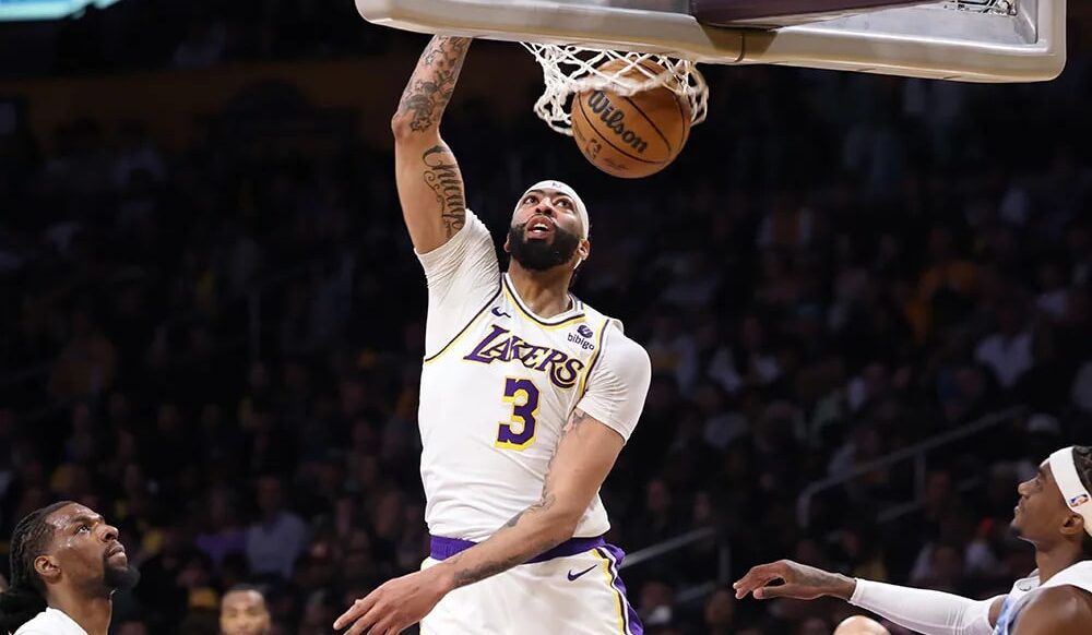 ANTHONY DAVIS REALIZA UNA CLAVADA PARA LOS LAKERS