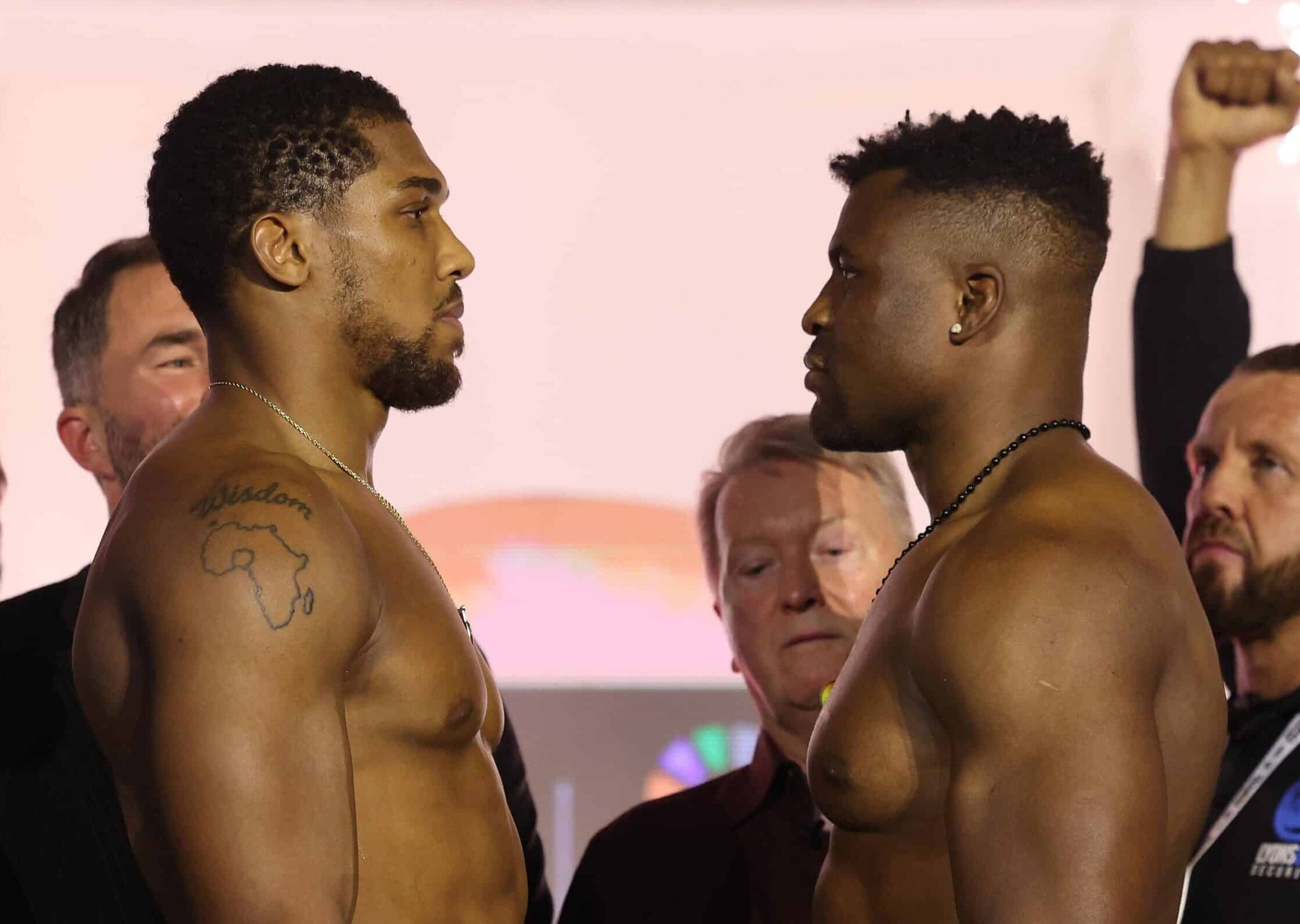ANTHONY JOSHUA A LA IZQUIERDA Y FRANCIS NGANNOU A LA DERECHA, CARA A CARA TRAS EL PESAJE