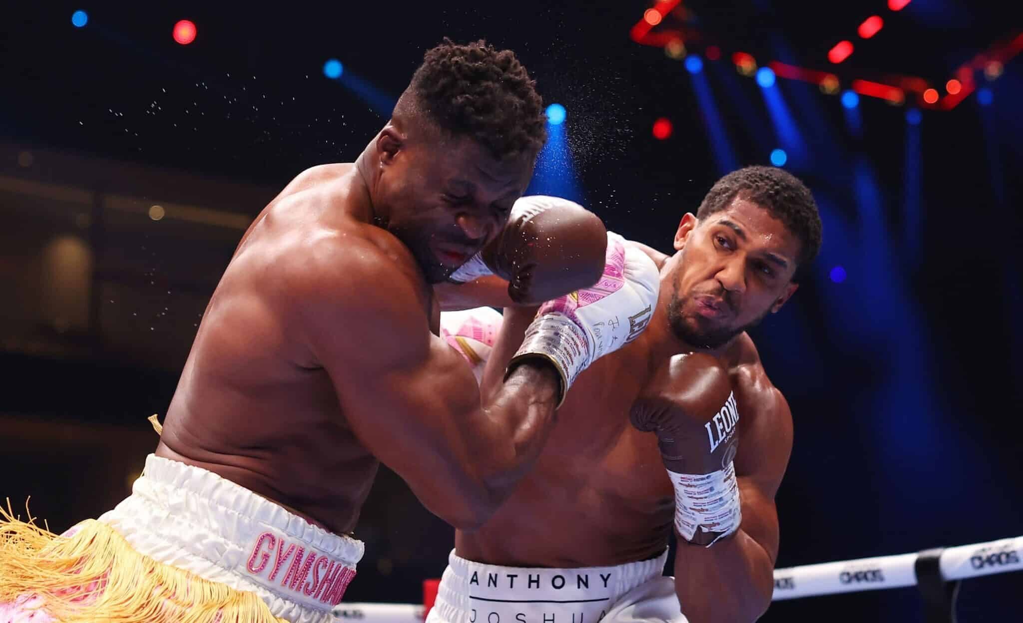 ANTHONY JOSHUA GOLPEA CON FUERZA A FRANCIS NGANNOU