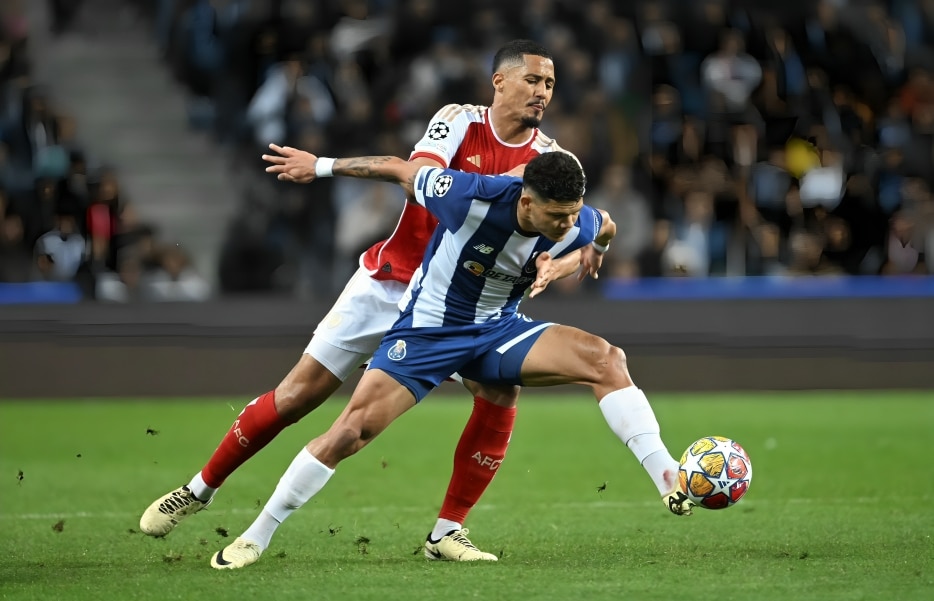 JUGADORES DEL ARSENAL Y DEL PORTO SE DISPUTAN EL BALÓN