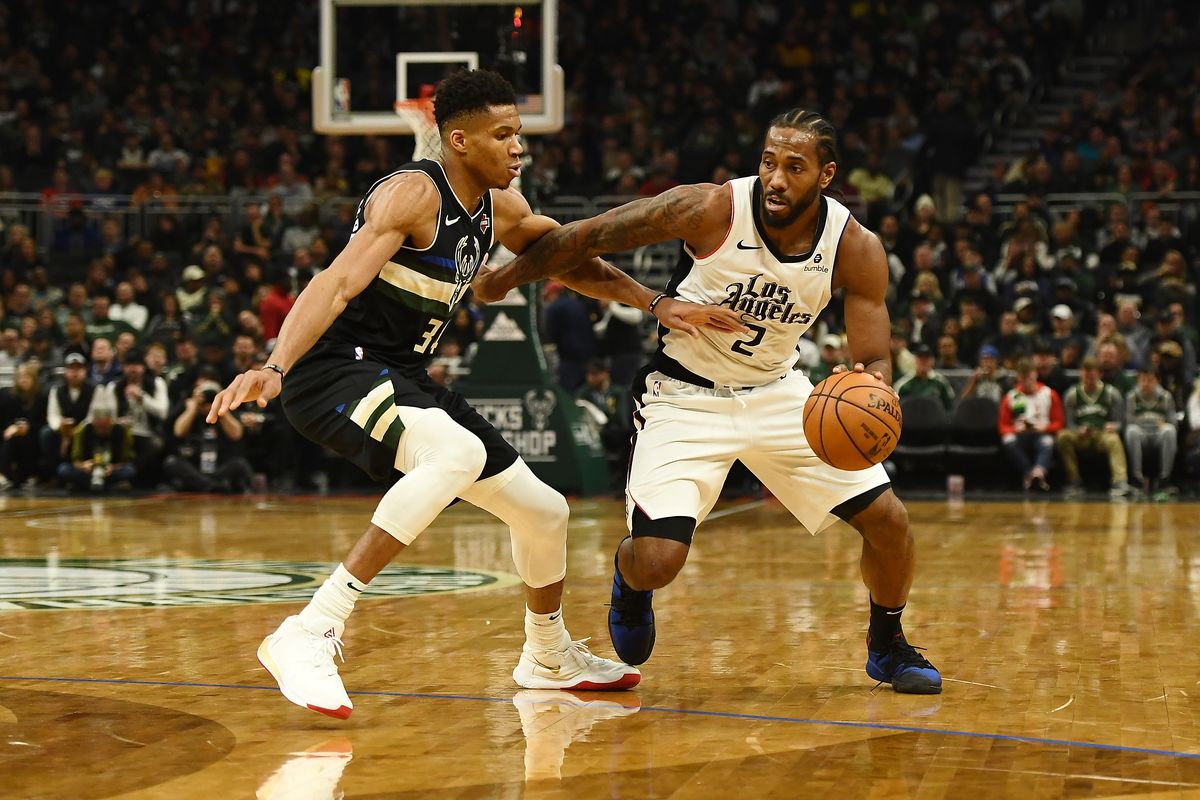 GIANNIS ANTETOKOUNMPO DE LOS BUCKS A LA IZQUIERDA, DEFENDIENDO A KAWHI LEONARD DE LOS CLIPPERS A LA DERECHA