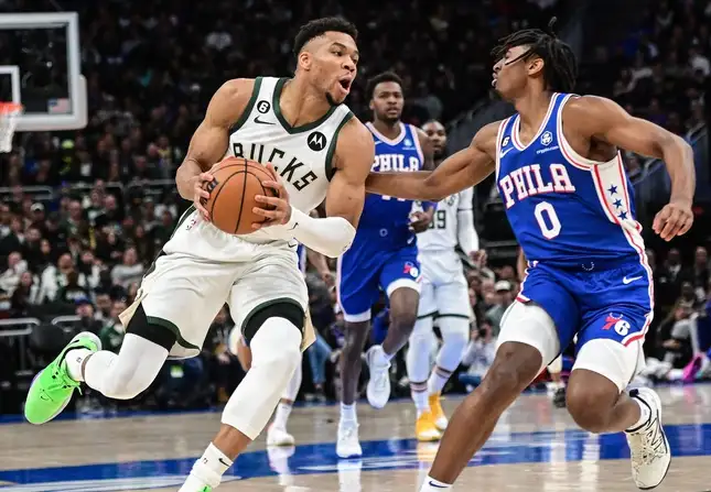 GIANNIS ANTETOKOUNMPO DE LOS BUCKS DEFENDIDO POR TYRESE MAXEY DE LOS SIXERS