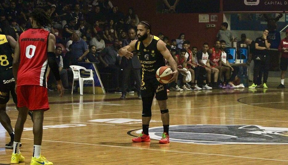 ROMARIO ROQUE DE CABALLEROS DURANTE UN JUEGO ANTE VENADOS