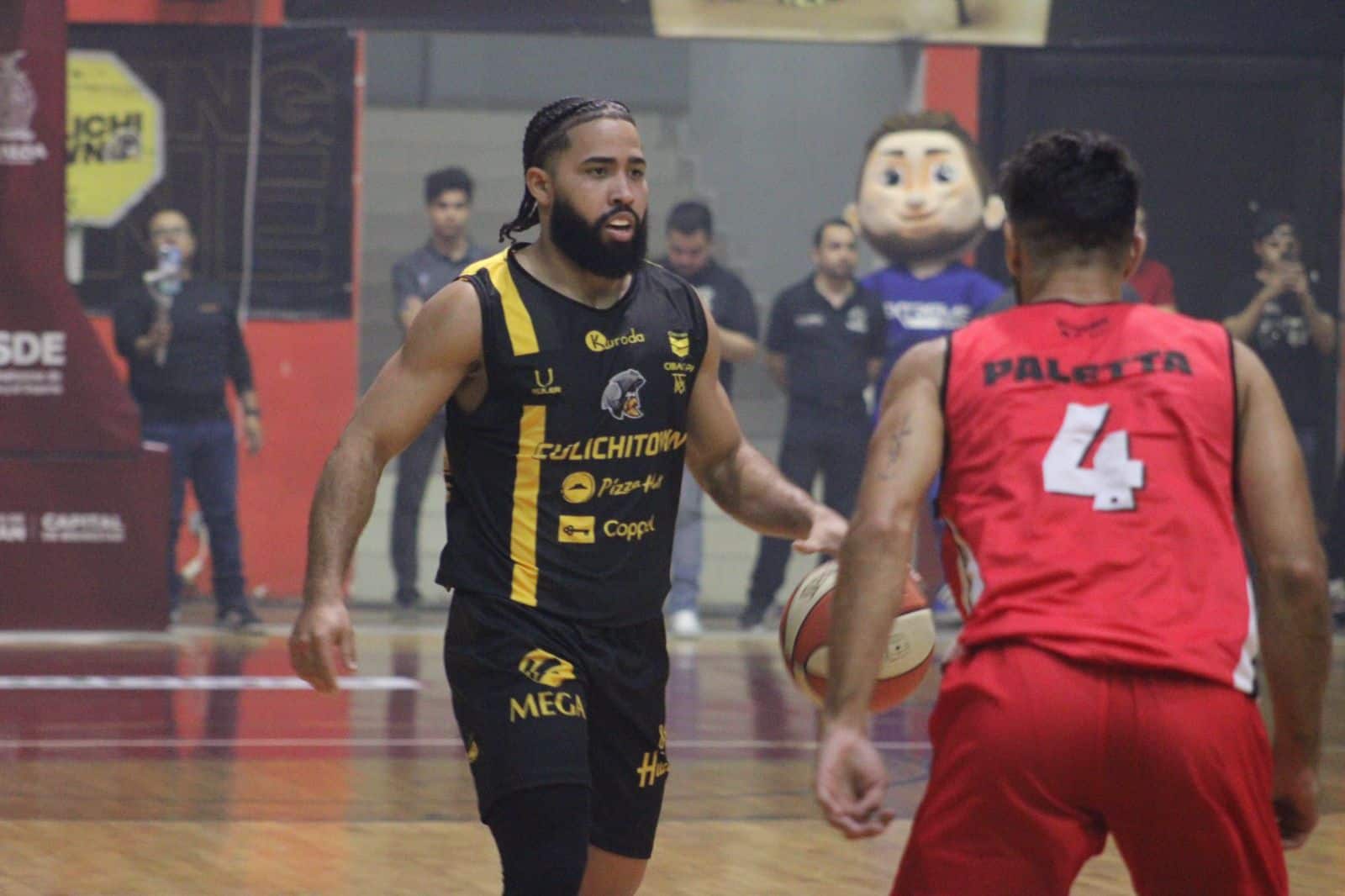 ROMARIO ROQUE DE CABALLEROS BOTA EL BALÓN