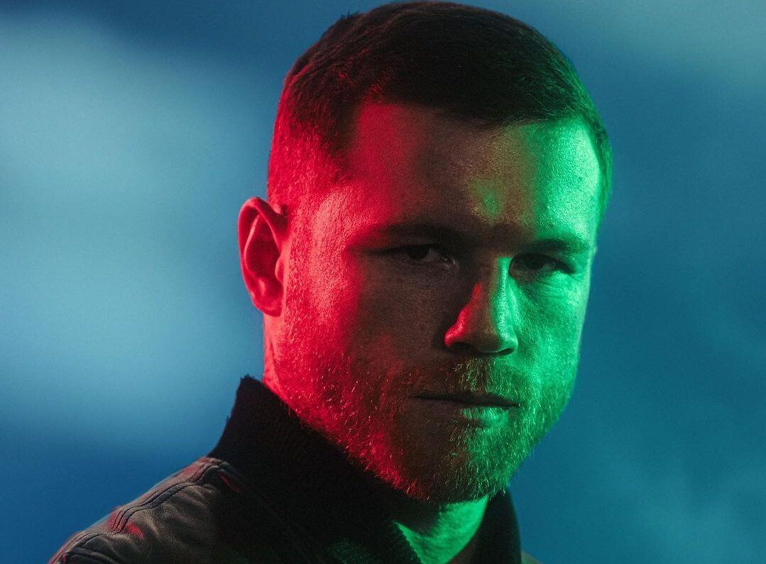 CANELO ÁLVAREZ POSA PARA LA FOTO