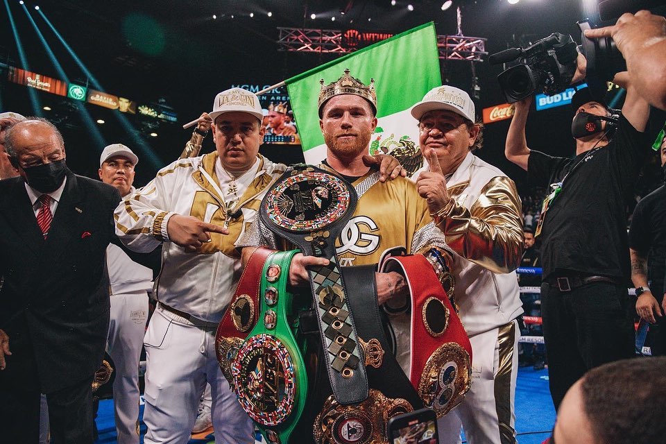 SAÚL 'CANELO' ÁLVAREZ POSA PARA LA FOTO CON SUS TÍTULOS