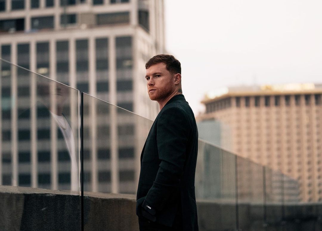 SAÚL 'CANELO' ÁLVAREZ POSA PARA LA FOTO