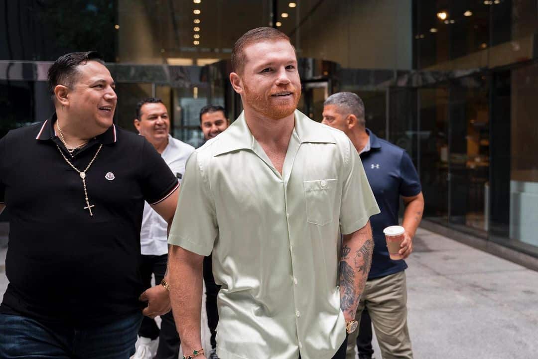 CANELO ÁLVAREZ SONRÍA ANTES DE UNA RUEDA DE PRENSA