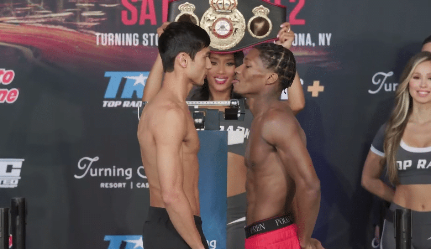 OTABEK KHOLMATOV Y RAYMOND FORD POSAN PARA LA FOTO CARA A CARA