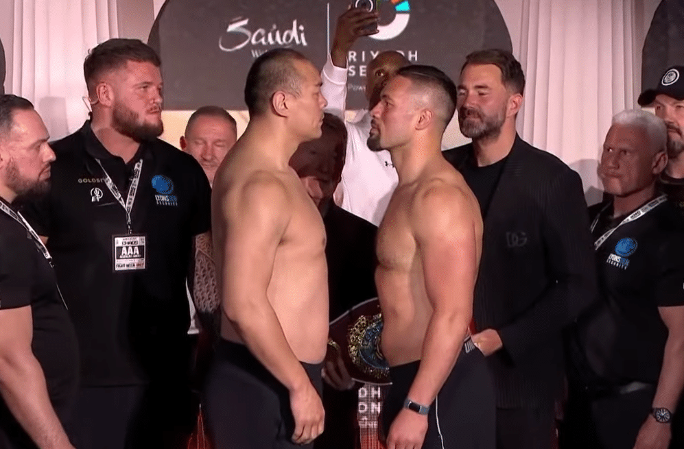 ZHILEI ZHANG A LA IZQUIERDA Y JOSEPH PARKER A LA DERECHA, CARA A CARA TRAS EL PESAJE