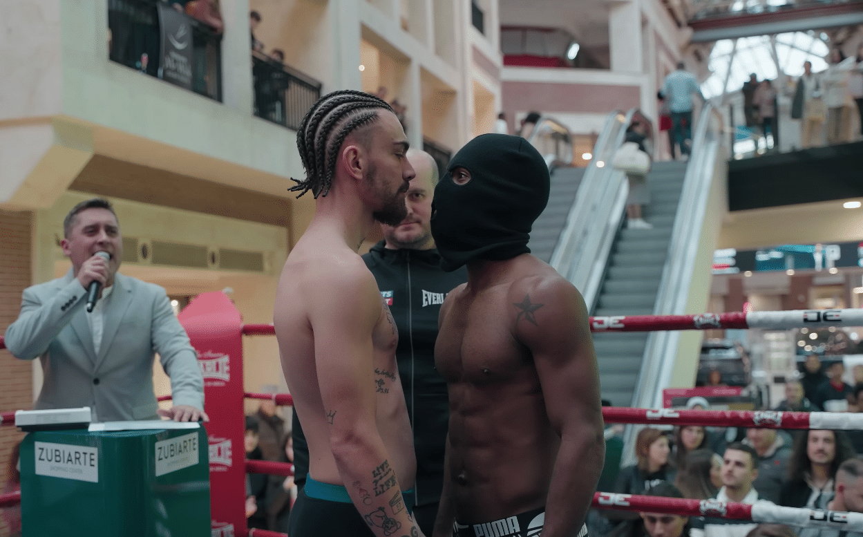 JON FERNÁNDEZ A LA IZQUIERDA Y JEZREEL CORRALES CARA A CARA TRAS EL PESAJE