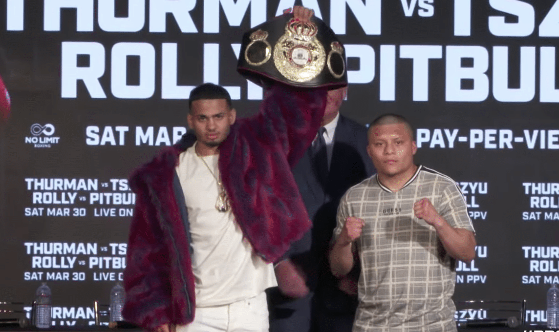 ROLANDO ROMERO A LA IZQUIERDA E ISAAC CRUZ A LA DERECHA POSAN PARA LA FOTO