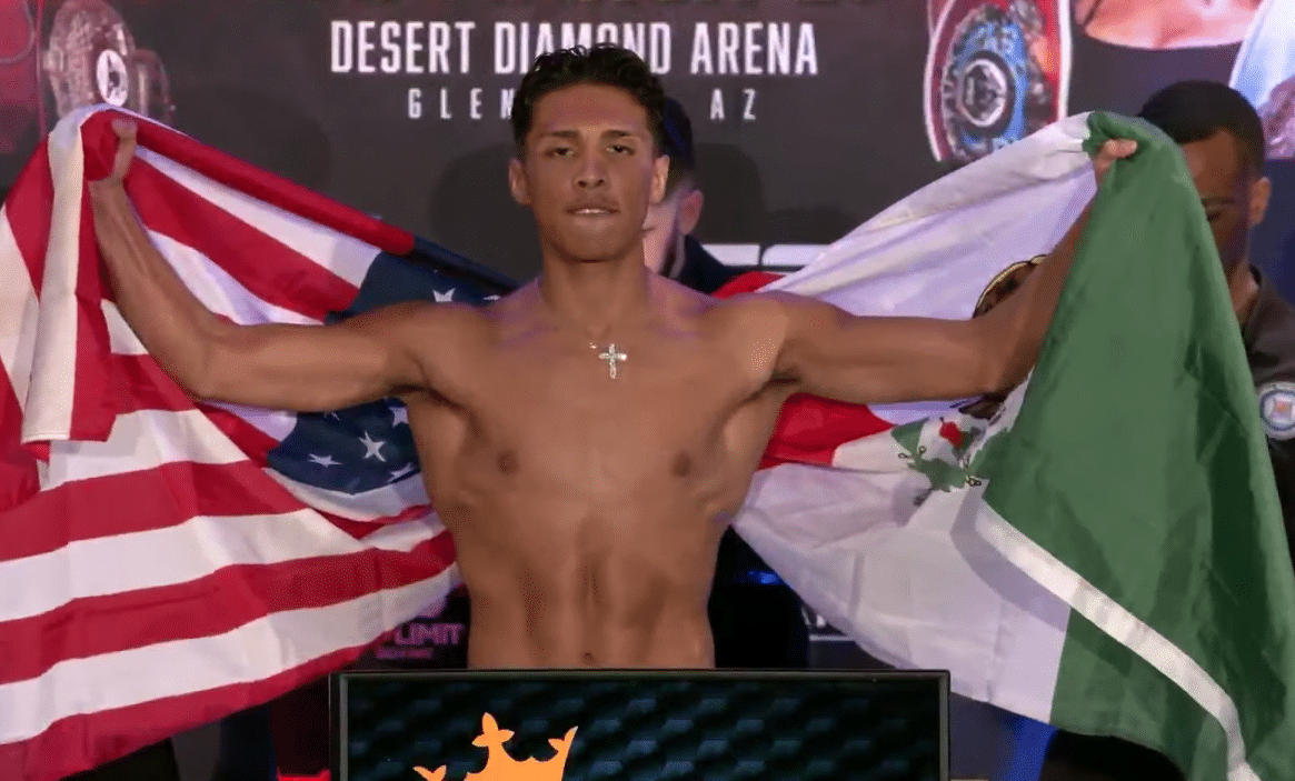 EMILIANO VARGAS POSA PARA LA FOTO TRAS EL PESAJE CON LAS BANDERAS DE ESTADOS UNIDOS Y LA DE MÉXICO