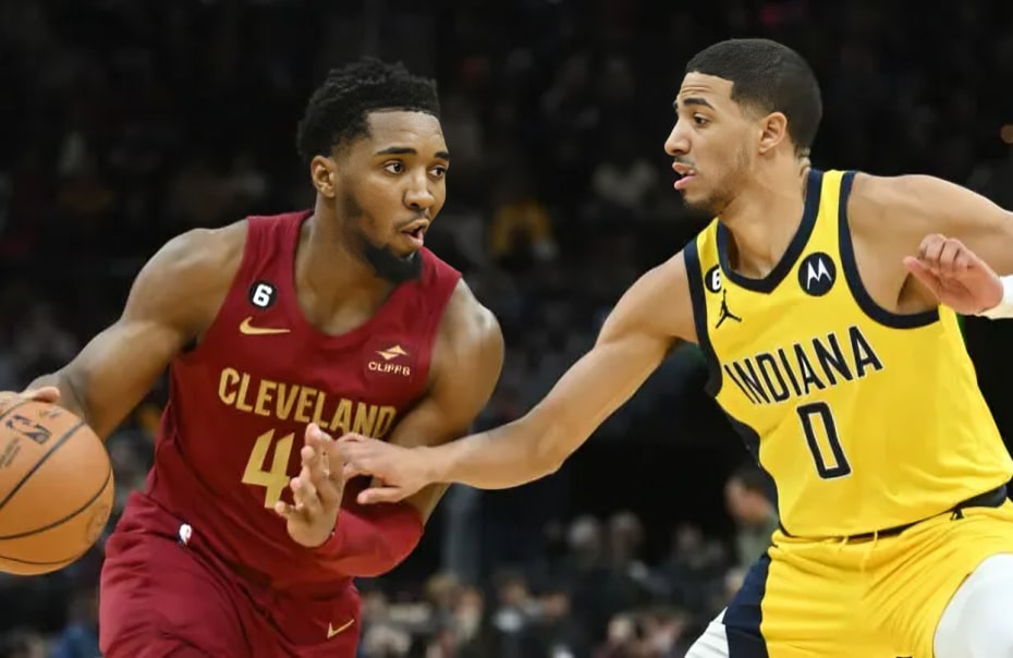 DONOVAN MITCHELL DE LOS CAVALIERS A LA IZQUIERDA Y TYRESE HALIBURTON A LA DERECHA POR LOS PACERS
