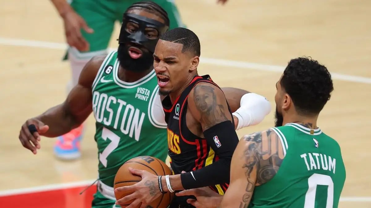 DEJOUNTE MURRAY DE LOS HAWKS DEFENDIDO POR JAYSON TATUM DE LOS CELTICS