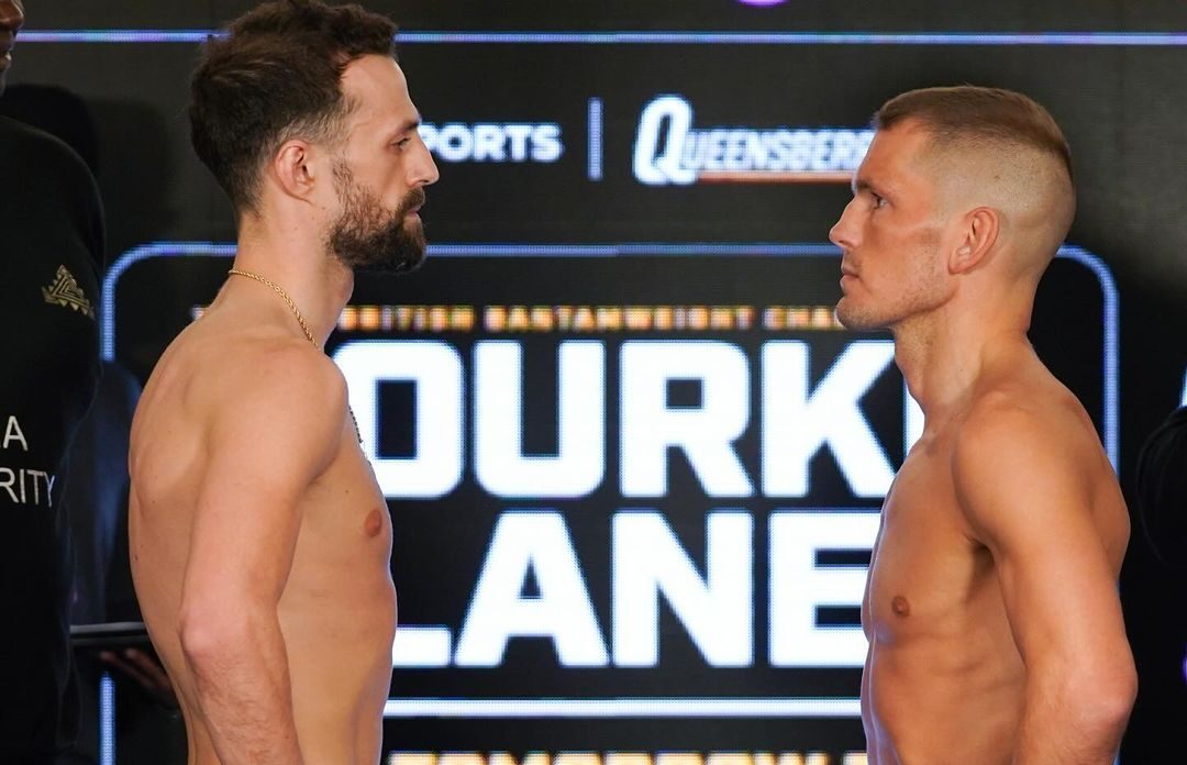 CHRIS BOURKE A LA IZQUIERDA Y ASHLEY LANE A LA DERECHA, CARA A CARA TRAS EL PESAJE