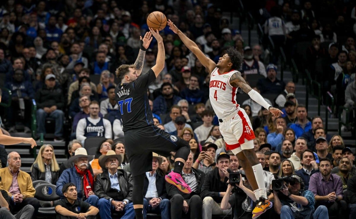 LUKA DONCIC DE LOS MAVERICKS DEFENDIDO POR JALEN GREEN DE LOS ROCKETS