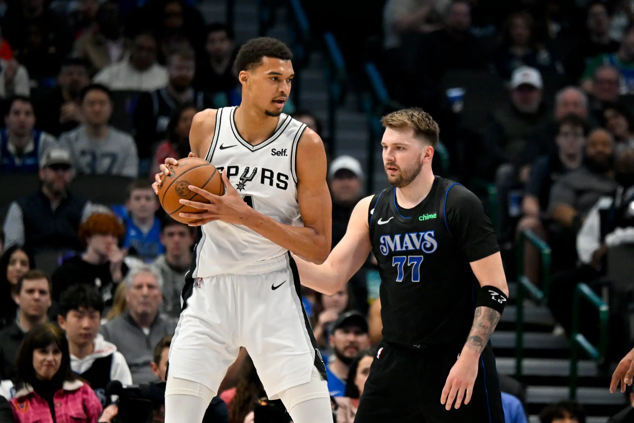 WEMBANYAMA DE LOS SPURS DEFENDIDO POR DONCIC DE LOS MAVERICKS