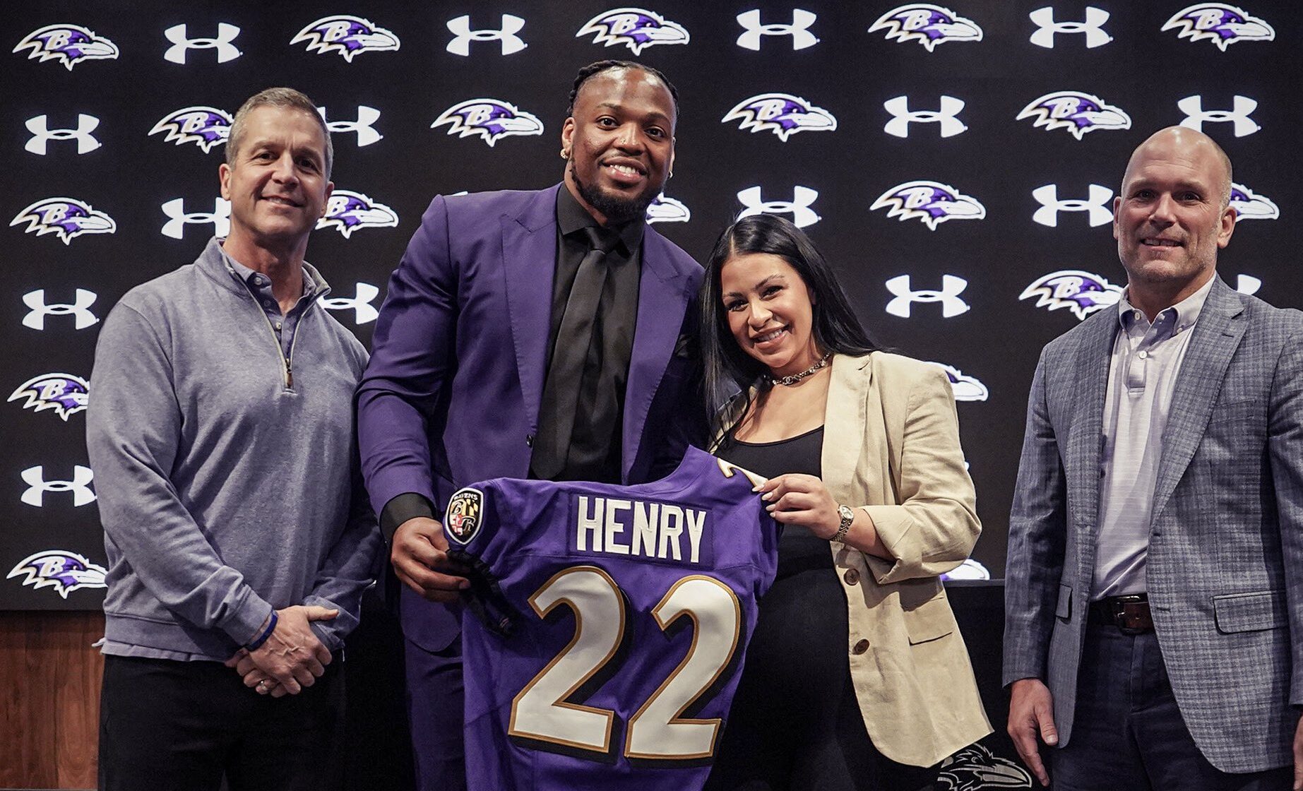 DERRICK HENRY POSA PARA LA FOTO CON LA DIRECTIVA DE LOS RAVENS