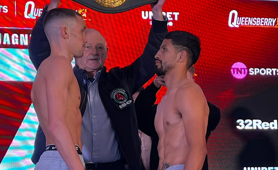 LIAM DAVIES A LA IZQUIERDA Y ERIK ROBLES AYALA A LA DERECHA, CARA A CARA TRAS EL PESAJE