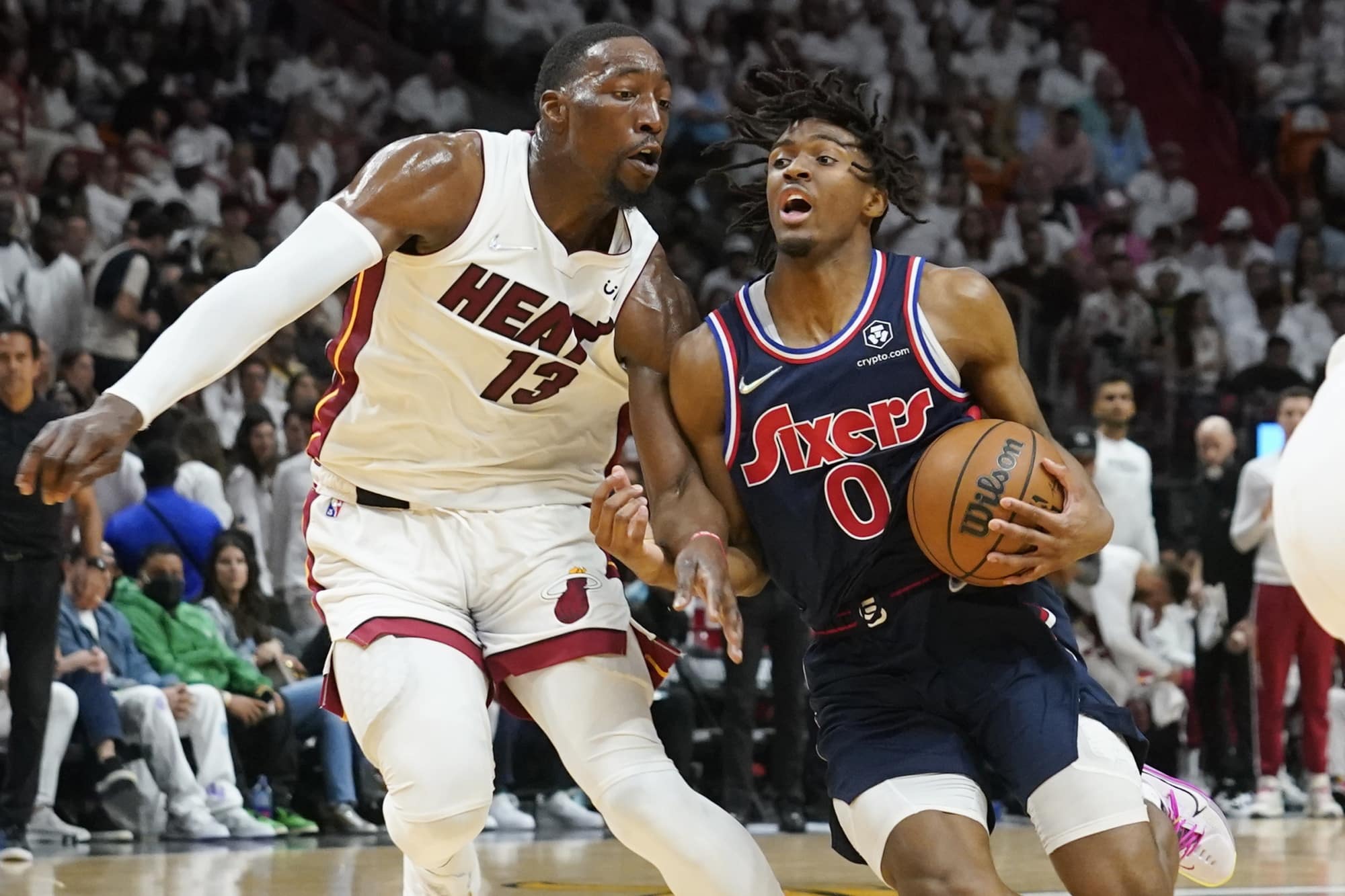 BAM ADEBAYO DEL HEAT DEFENDIENDO A TYRESE MAXEY DE LOS SIXERS
