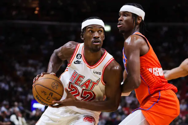 JIMMY BUTLER DEL HEAT ATACA LA CANASTA DEFENDIDO POR SHAI GILGEOUS-ALEXANDER DEL THUNDER